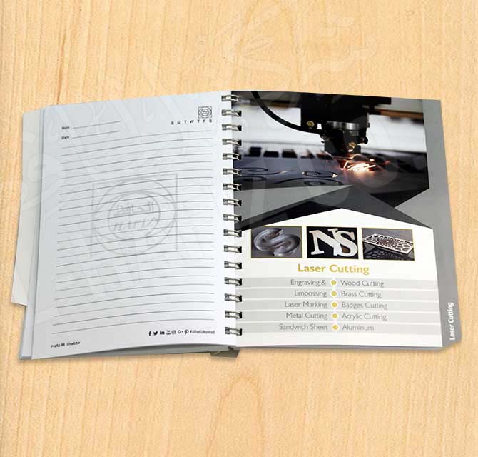 دفتر مطبوع رقمي باللون الذهبي والفضي والحبر
